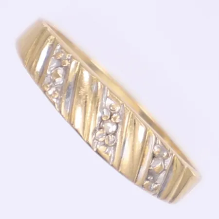 Ring med vita stenar stl:16 bredd 2-4mm 18K Vikt: 1,2 g
