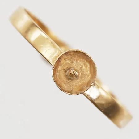 Ring stl 16¼ bredd 2-5mm, Wollny Ab Viggo, Stockholm år 1963, saknar pärla, bucklig skena, 18K.  Vikt: 0,9 g