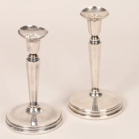 Två snarlika ljusstakar höjd 15,5-17cm, fyllda, bruttovikt 399,9.  Vikt: 399,9 g