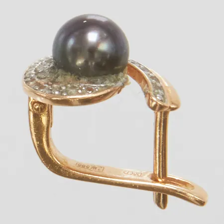 Udda örhänge med odlad pärla, vita stenar, längd 12mm, stift, pärla ca Ø6mm, 14K bruttovikt 1,6g Vikt: 1,6 g