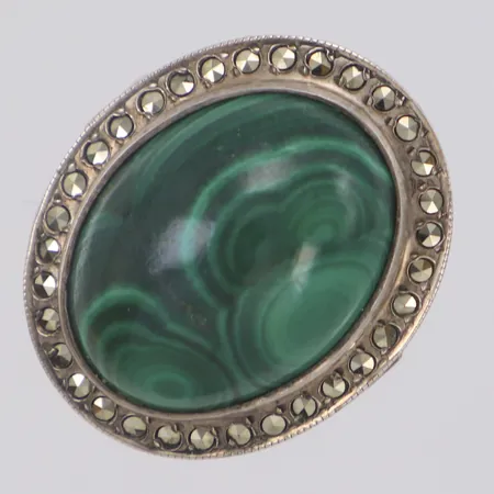 Ring med malakit och markasiter, stl:19, bredd 25mm, vass undersida, 925/1000 silver Vikt: 9,9 g