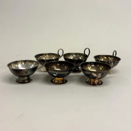 6 Punschbägare med hamrad dekor, 2 olika modeller, någon med bucklig fot, 830/1000 silver Vikt: 187,8 g