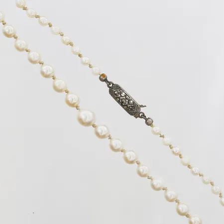 Pärlcollier med odlade sötvattenpärlor Ø4-7mm längd 52cm, dosserad, lås i silver samt markasiter, silver 835/1000, bruttovikt: 12,9g. 