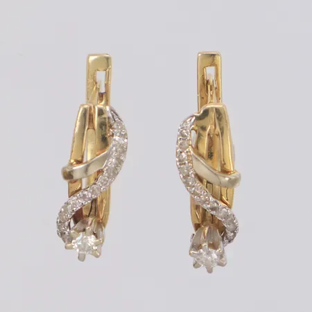 Ett par örhängen med diamanter 2 x ca 0,05ct , ca 26st x 0,001ct, 8/8-slipade, längd 15mm, bredd 6mm, diamant saknas, 14K Vikt: 3,2 g
