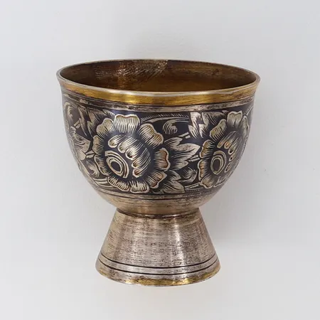 Äggkopp på fot  med mönsterdekor blommor Ø44,6mm, höjd 5cm, Sovjetisk tillverkarmärkning 5C4, silver 875/1000 Vikt: 54,4 g