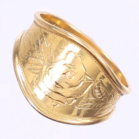Ring med mönstrad dekor stl:18½ bredd 4-15mm tillv. Häggströms Guldsmeds Ab C J 18K Vikt: 3 g