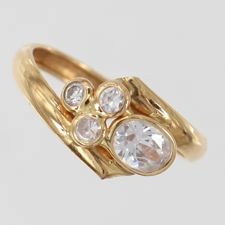 Ring med vita stenar stl:18½ bredd 2,7-10mm urgrävd skena 14K.  Vikt: 1,3 g