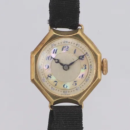 Damur 14K, manuell, 21,7mm, boettnr 553462, defekt, går ej, skadad boett, trasigt tygarmband, inga tillbehör.