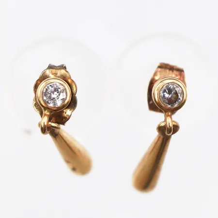 Ett par örhängen med vita stenar, längd:18mm, olika lås, 18K. Vikt: 1 g