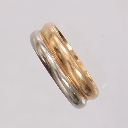 Ring tvåfärgad, stl:17, bredd 6,1mm, gravyr. 18K Vikt: 4,6 g