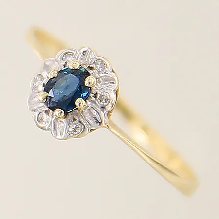 Ring med safir samt 8/8-slipade diamanter 6 x ca 0,005ct stl:16¾ bredd 1,3-7,1mm 14K Vikt: 0,9 g