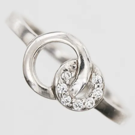 Ring med vita stenar, stl 17, bredd 8mm, silver 925/1000 Vikt: 21 g