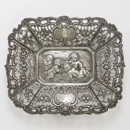 Fat med genombruten dekor, längd 13cm, bredd 10,5, höjd ca 2cm, importstämpel, tyska stämplar, ristad gravyr, 835/1000 silver Vikt: 74,4g Vikt: 74,4 g