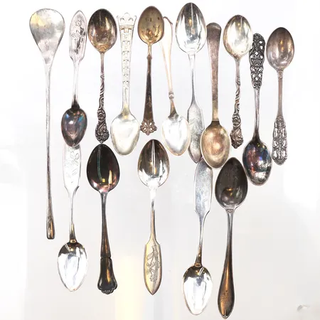 16 Silverskedar olika modeller, längd:9,5-17cm, 830/1000 silver. Vikt: 200 g