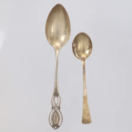 Två skedar, gravyr, 830/1000 silver Vikt: 31,5 g