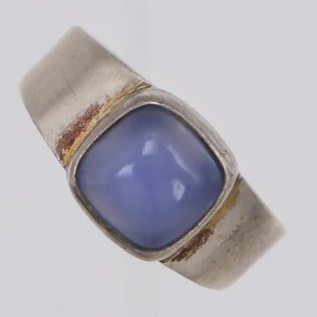 Ring med blå sten möjligen kalcedon stl:16¼, bredd 9mm, 925/1000 silver Vikt: 2,6 g