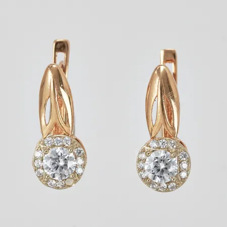 Ett par örhängen med vita stenar längd: ca 1,7cm bredd: ca 7mm en sten saknas, 14K Vikt: 2,8 g