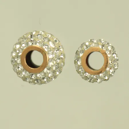2 hängen med häftmassa och vita stenar, 1st 7x8mm och 1st 10x10mm, hålen 3mm, 18K 1,5g totalt.