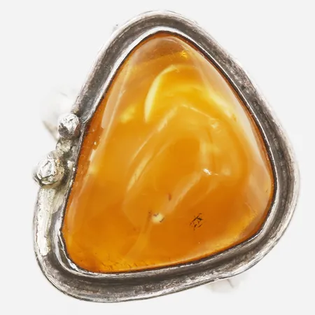 Ring med bärnsten, stl 17½, bredd 21mm, silver 925/1000 Vikt: 5,3 g