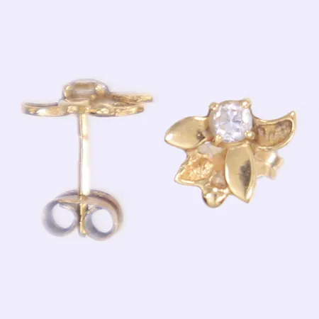 Ett par örhängen med vita stenar 10x8mm omaka snurrebussar, varav en snurrebuss ej i guld, 18K Vikt: 1,1 g