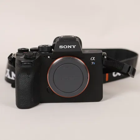 Kamera Sony Alpha A7S III, serienummer 3800541, Objektiv, med objektiv Tamron, 28-75mm F/2,8 Di III VXD G2, serienummer 007248, motljusskydd, laddare, kameraväska medföljer, smärre bruksslitage, ej funktionstestad. Skickas med postpaket.