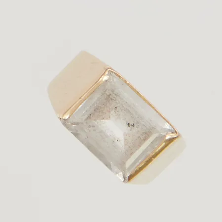 Ring med sten, skadad skena stl:15 bredd:3,8-8,4mm 18K 3,9g.