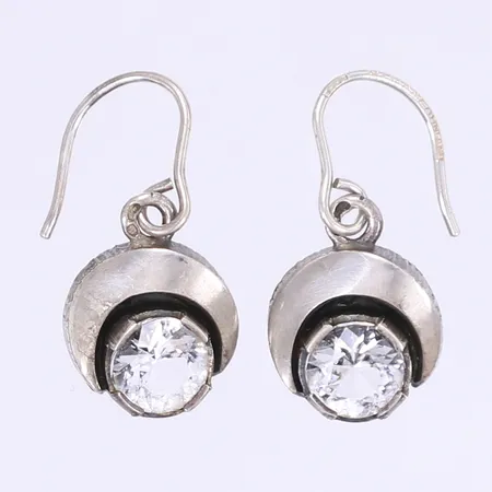 Ett par örhängen med vita stenar Karl Laine/Finnfeelings höjd 26mm bredd 12mm, Åbo Finland, silver 925/1000 Vikt: 4,2 g
