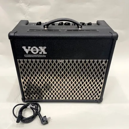 Förstärkare Vox Valvetronix modell-nr:AD30VT serie-nr:090344 45x22cm höjd:39cm strömsladd medföljer, lätt bruksslitage, ej funktionstestad Specialfrakt, kontakta pantbankskontoret för mer information.