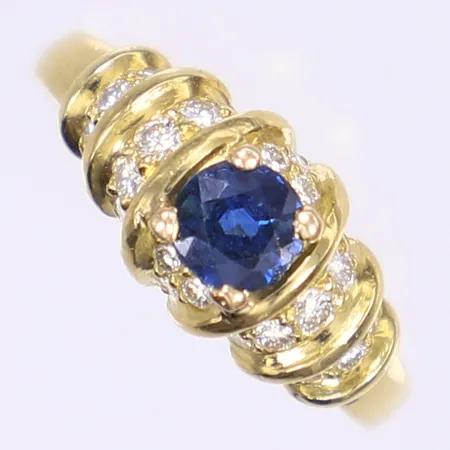Ring med troligen safir samt diamanter totalt 22xca 0,02ct stl:17 bredd 2-9mm 18K Vikt: 5,5 g