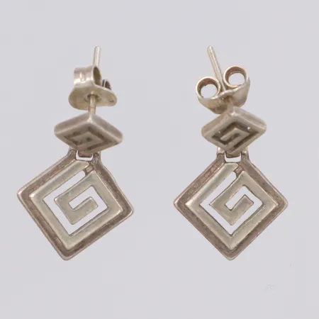 Ett par örhängen med genombruten meanderdekor, längd 21mm, bredd 14mm, 925/1000 silver Vikt: 3,2 g