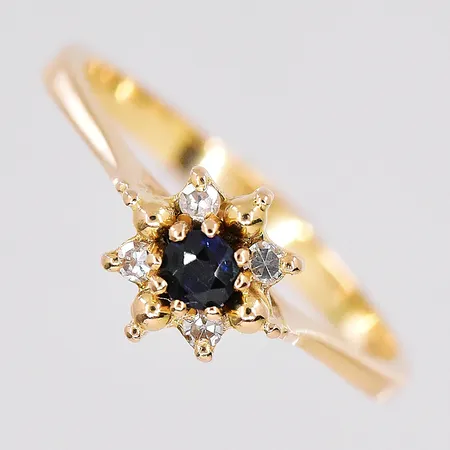 Ring diamanter 0,04ctv enligt gravyr stl: 15½ 18K Vikt: 1,9 g