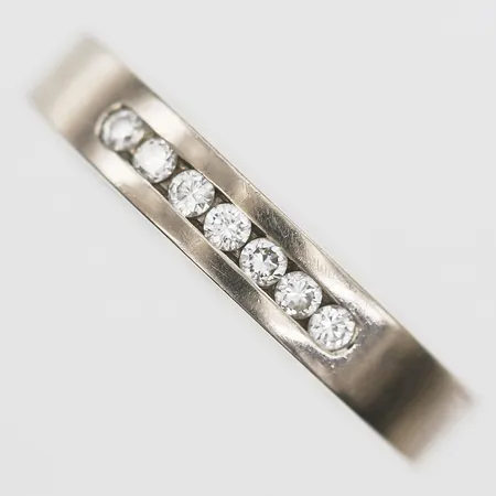 Ring med diamanter 7 x ca 0,02ct, stl 18¼, bredd 4mm, 14K vitguld Vikt: 4,1 g
