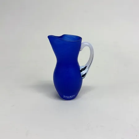 Kanna miniatyr Kosta Boda Gunnel Sahlin, Amazon, höjd 10,5cm, numrerad: 89451, signerad, etikettmärkt, glas