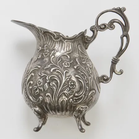 Gräddkanna höjd ca 9cm, bredd 9cm, svenska stämplar, gravyr, 830/1000 silver Vikt: 130,9g Vikt: 130,9 g