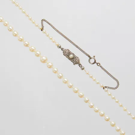 Collier med odlade saltvattenpärlor, doserad, längd 55cm, bredd 3,5-6mm, bör träs om, lås i 835/1000 silver med säkerhetskedja Brv: 12,6g Vikt: 12,6 g