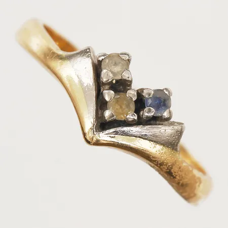 Ring med blå samt vita stenar stl 15¾, bredd 2,5-7mm, Alton Guldvaru Ab, Falköping år 1969, gul/vitguld, 18K.  Vikt: 2,6 g