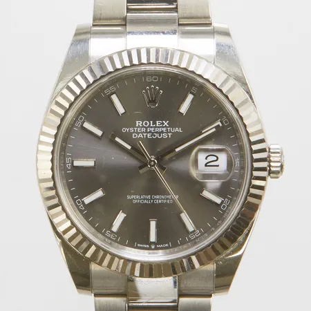 Herrur Rolex Oyster Perpetual Datejust, stål, automat, 40mm, vitguldsring, datum, ref:126334, snr:V7E62404, cal: 3235, verknr:4641p432, boettnr:2480, safirglas, certifikat 2019, kvitto, värderingintyg från Nymans ur, extra länkbitar, box ytterkartong, bruksslitage Vikt: 0 g