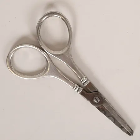 Sax med blad i stål, längd 13cm, bredd 7cm, K G Markströms Guldsmeds AB, Uppsala 1974, bruksslitage, silver 830/1000 Vikt: 45 g