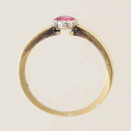 Ring med rosa syntetisk safir stl:16¾ bredd:0,8-5mm, fasetter med slitage samt nagg, fattning med spricka, 14K  Vikt: 1,9 g