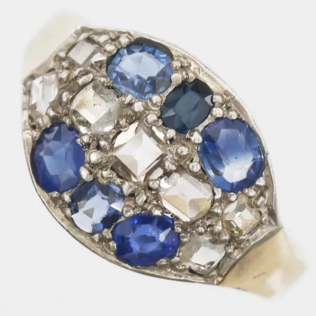 Ring med safirer och gammalslipade diamanter, stl 17½, bredd 3-12mm, troligtvis franska stämplar, nagg på stenar, äldre fattning i silver, skena i 18K Vikt: 3,3 g