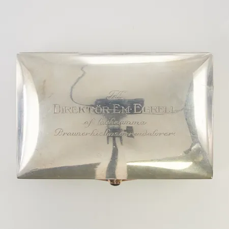 Skrin med gulddetaljer i 14K bredd:14cm höjd: 5,5cm träklädd insida, C.G Hallberg 1916, gravyr, 830/1000 Silver bruttovikt 705,3g.