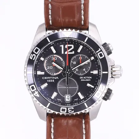 Herrur Certina DS Action Ø44mm, quartz, kronograf, datum, stål, SKL-BC-11966, C013417A, fungerar ej troligen batteribyte, defekt krona, urverk skevt i boett så datumet ligger fel, slitet läderband ej original