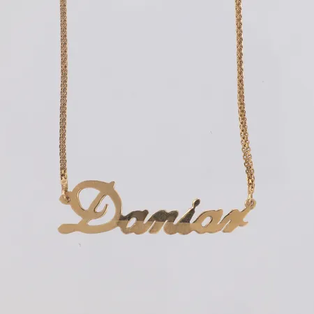 Collier med namnhänge, längd 52,5cm, bredd 12mm, 18K Vikt: 9,2 g