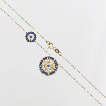 Collier med integrerat hänge blåa och vita stenar, längd 44cm, bredd 1-14mm, två stenar saknas, 14K.  Vikt: 2,6 g