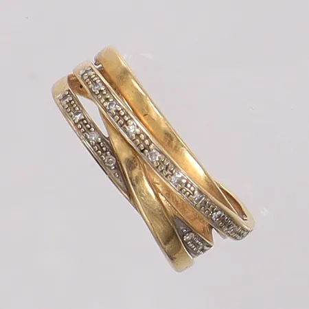 Ring med 8/8-slipade diamanter 18xca0,005ct, stl:17¾, bredd 2,4-8,4mm, skena av på mitten, bucklig. 18K Vikt: 4,6 g