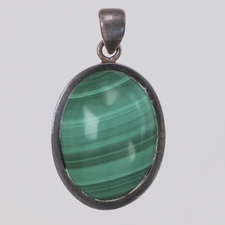 Hänge med cabochonslipad malakit längd 46mm, bredd 27mm, synlig limfog, 925/1000 silver Vikt: 20,4 g