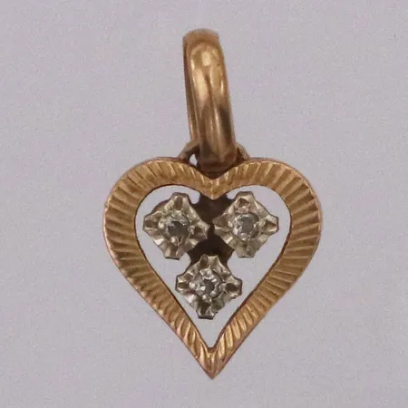 Hänge hjärta med diamanter 3xca0,005ct, längd 15mm inkl ögla, bredd 9,8mm, 14K Vikt: 4,5 g