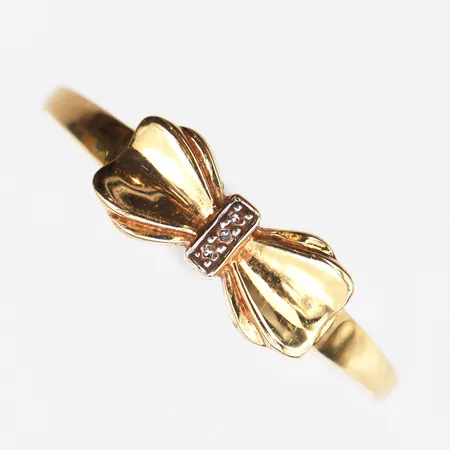 Ring med små vita stenar, stl:18½, bredd:1,1mm, 18K. Vikt: 1,8 g