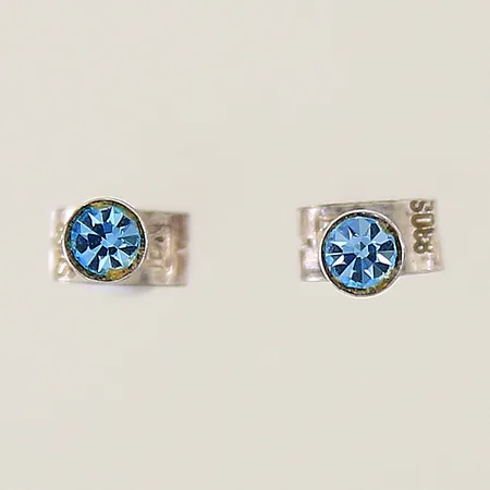 Ett par örhängen med blå stenar Ø4mm silver 830/1000 Vikt: 0,7 g
