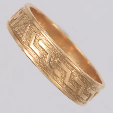 Ring stl:21, bredd 6mm, gravyr, 18K  Vikt: 6,6 g